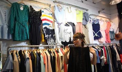 服装流水线车工告诉你 买衣服只看牌子，那你就OUT啦